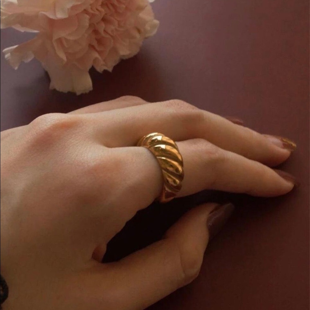 Croissant gold ring